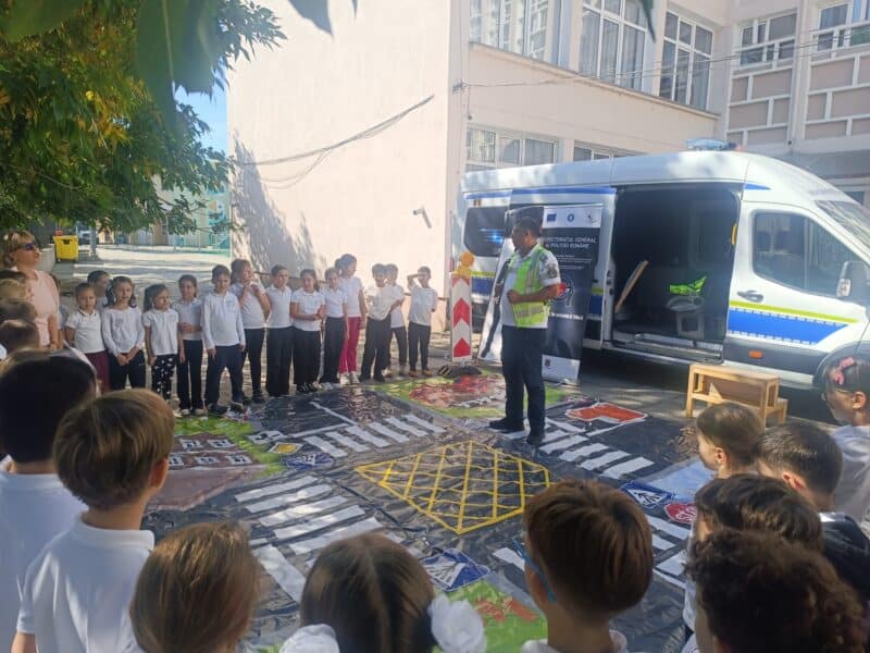 Polițiștii rutieri au intrat în școlile din Tulcea. 122 de copii, lecții direct din trafic