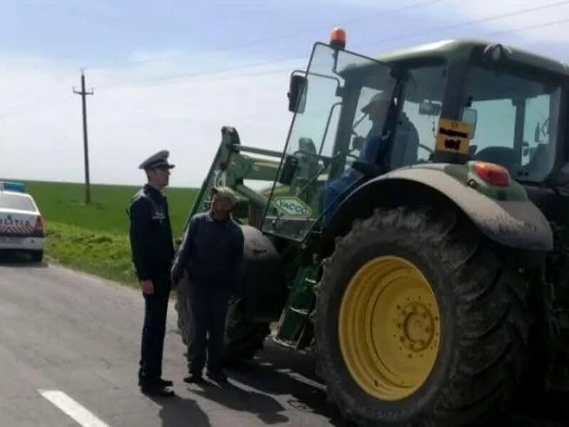 Sabangia, varianta completă: beat, fără permis, cu tractorul și remorca „fantomă”