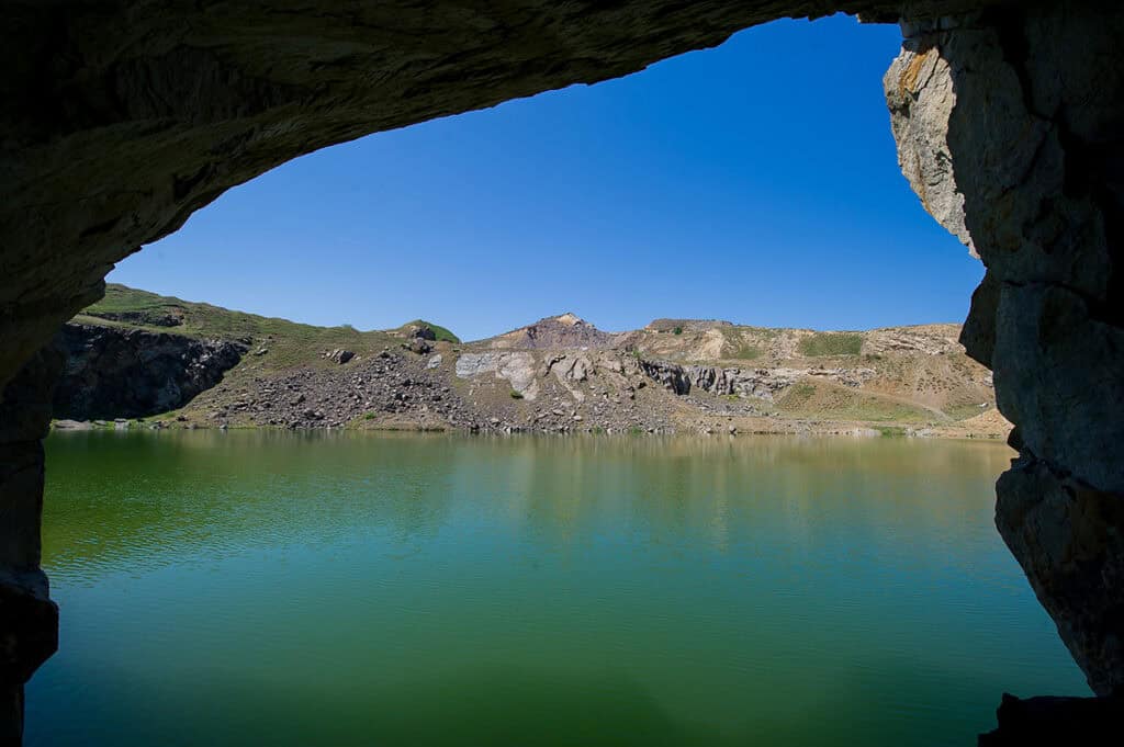 Loc de poveste pentru o escapadă de weekend în Tulcea Lacul cu apă verde-smarald din Munții Măcinului