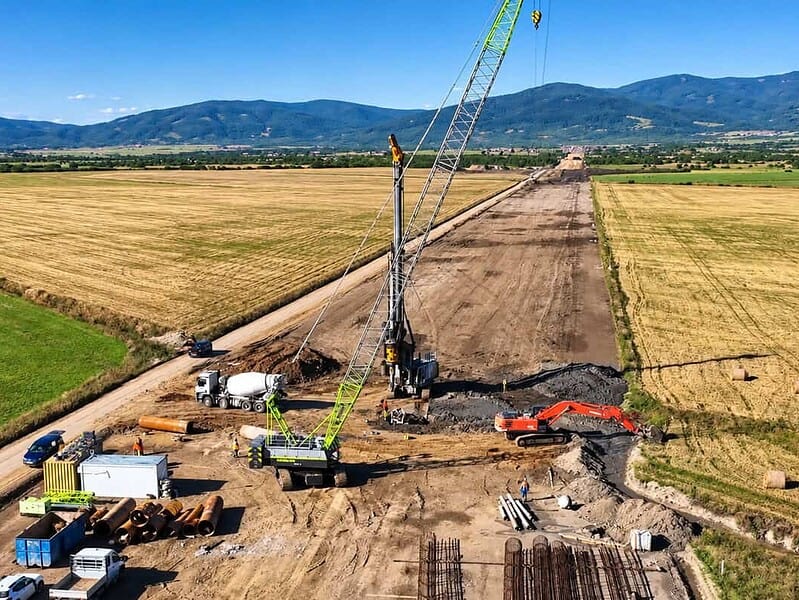 Peste 300 de muncitori și 240 de utilaje mobilizate pe primul lot montan al Autostrăzii Unirii A8