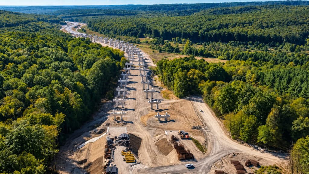 Montarea grinzilor avansează la pasajul de peste 1.085 m de pe A1 Margina Holdea