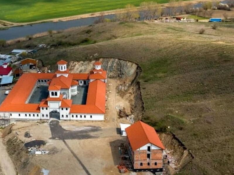 Ai fost aici? Mănăstirea din Tulcea aflată lângă o cetate cu istorie milenară