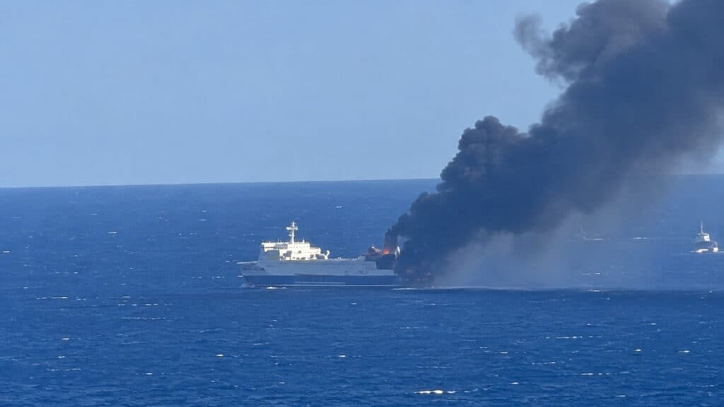 Incendiu pe un feribot încărcat cu camioane în largul insulei Mykonos