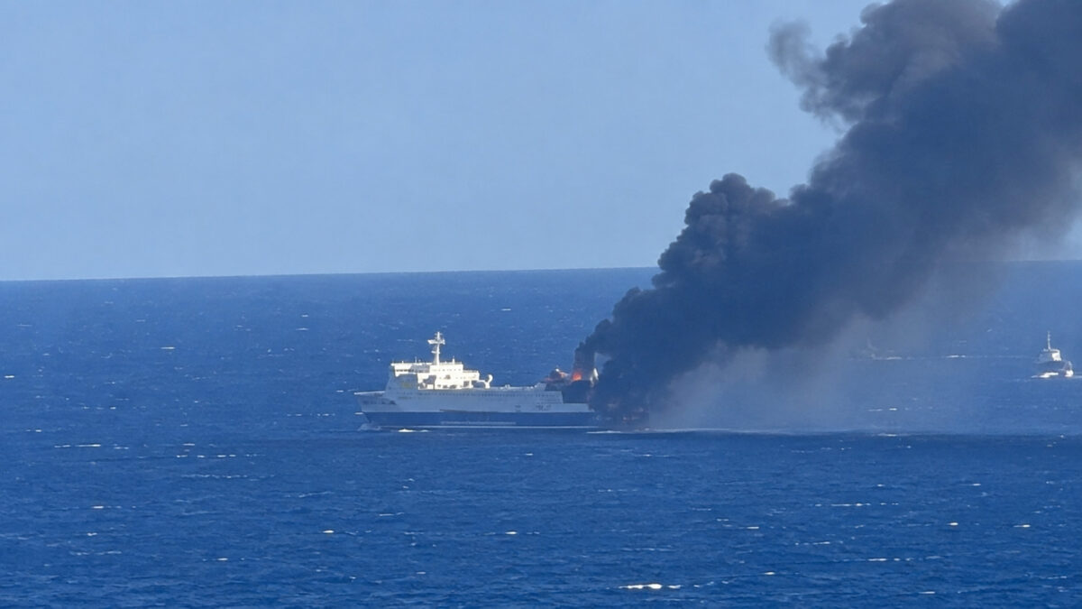 Incendiu pe un feribot încărcat cu camioane în largul insulei Mykonos