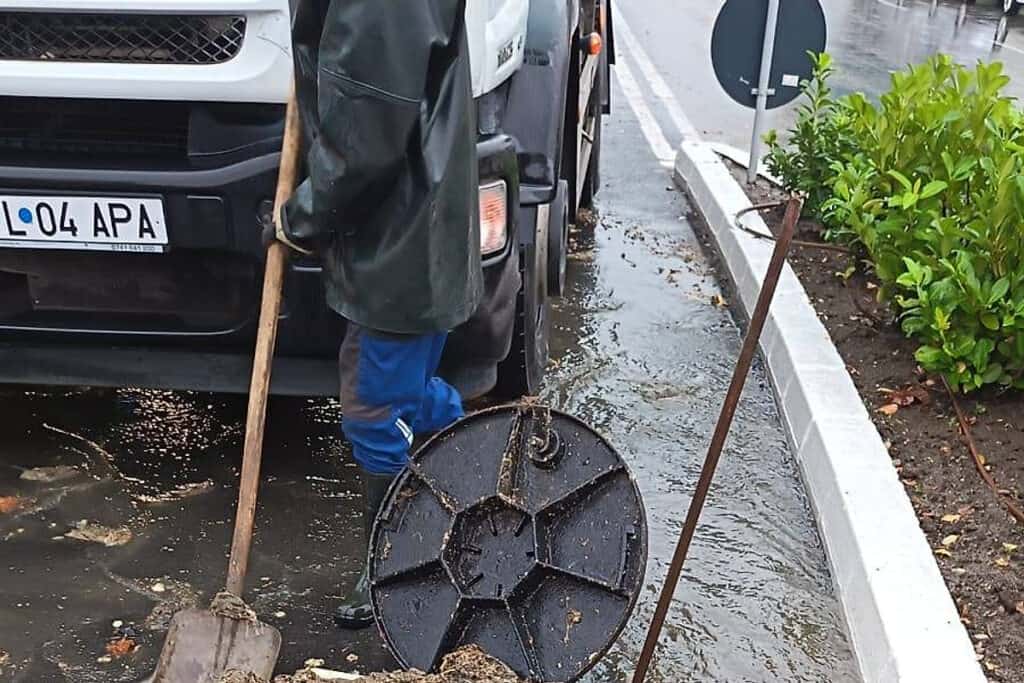 Intervenție de urgență Aquaserv: Canalizarea de pe strada 1848, blocată de PET-uri și șervețele. Apel la reponsabilitate