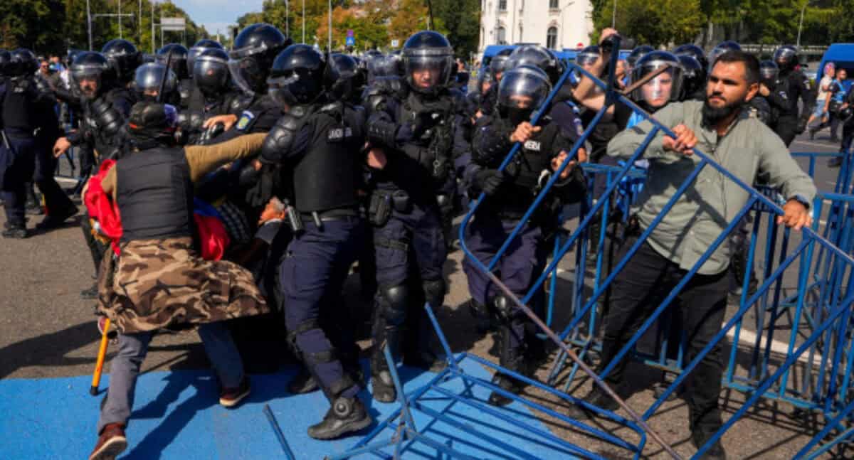 Percheziții după violențele din Piața Victoriei în 16 județe și București