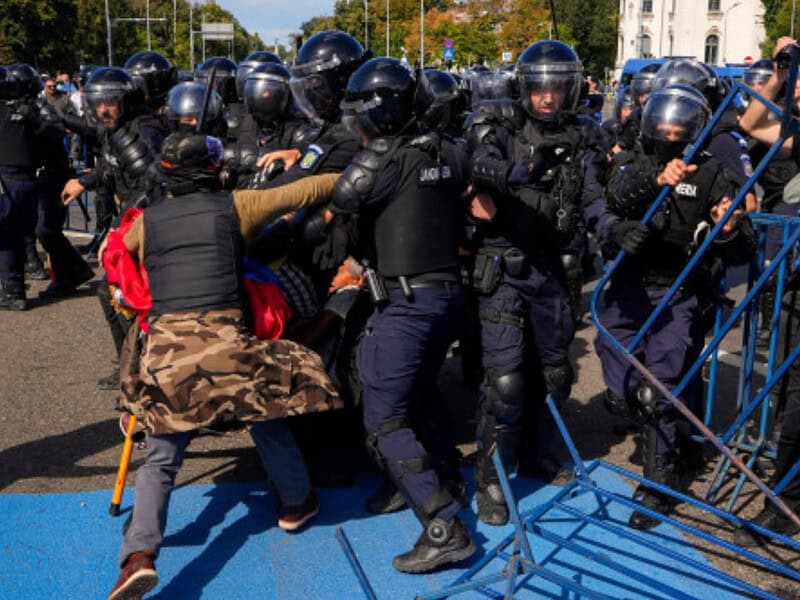 Percheziții după violențele din Piața Victoriei în 16 județe și București