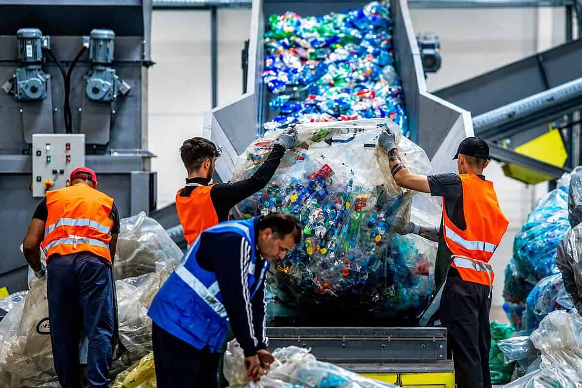 Planeta sufocată de plastic, după depășirea unui prag critic în septembrie