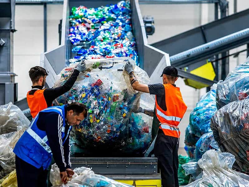 Planeta sufocată de plastic, după depășirea unui prag critic în septembrie