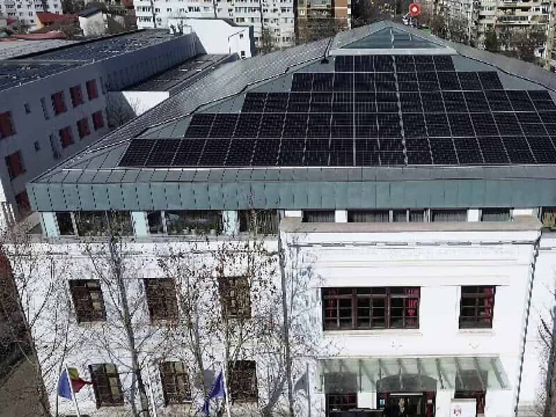 Primăriile și spitalele pot primi până la 10 milioane euro pentru panouri solare și baterii