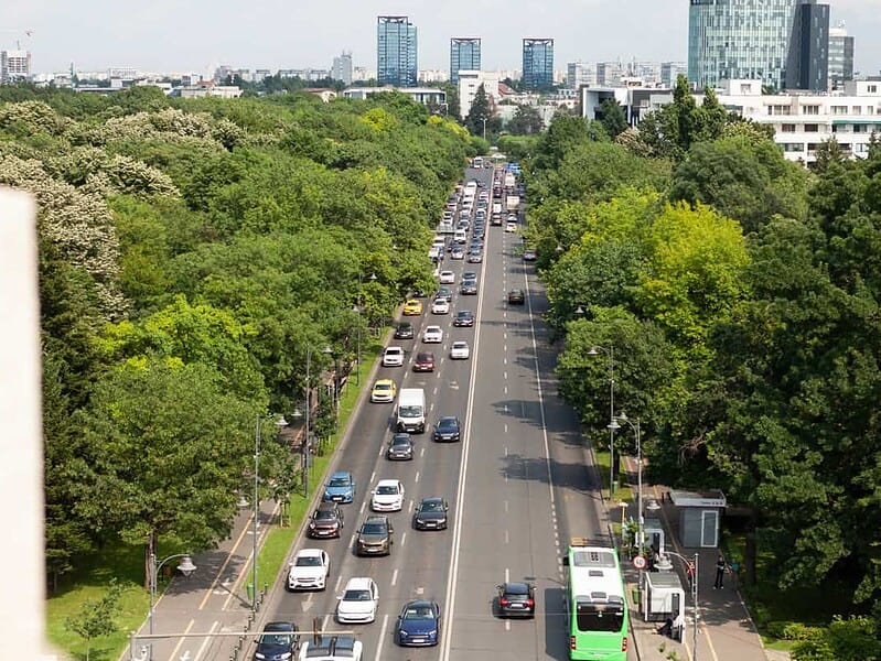 Românii petrec în medie 53 de minute pe zi pentru navetă dus‑întors