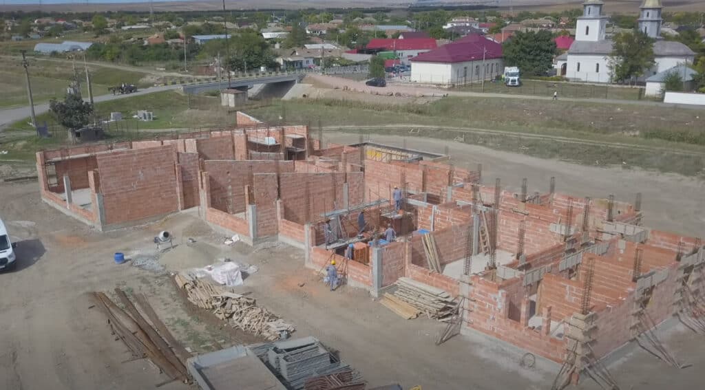 Centrul pentru copiii din Baia, gata pe jumătate. Lucrările ar putea fi încheiate anul acesta