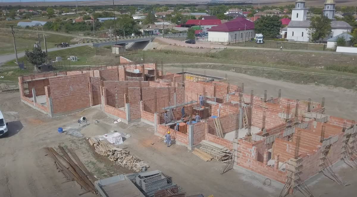 Centrul pentru copiii din Baia, gata pe jumătate. Lucrările ar putea fi încheiate anul acesta