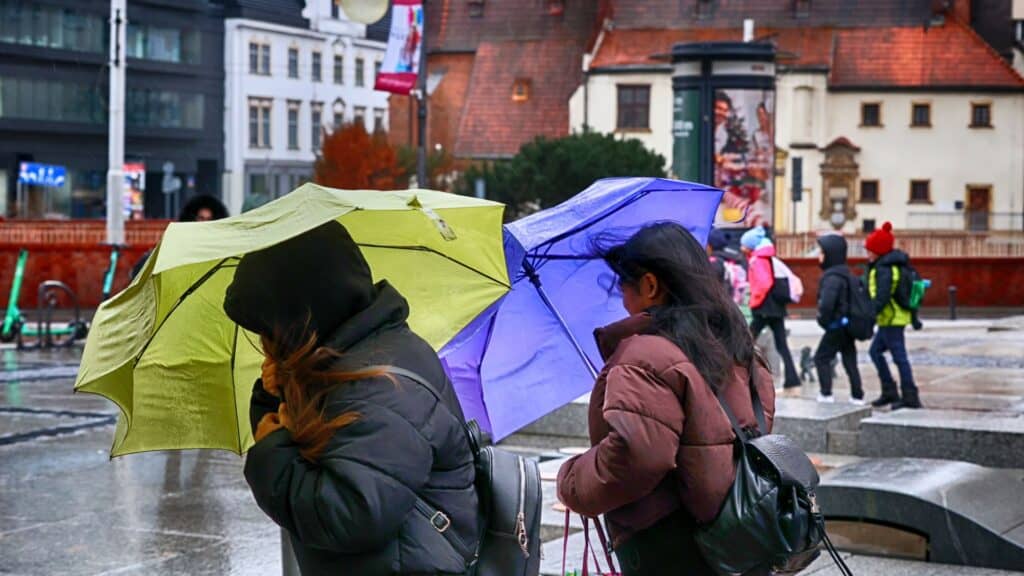 Trei zile de frig, ploi şi vânt puternic în toată ţara; la munte se anunţă ninsori