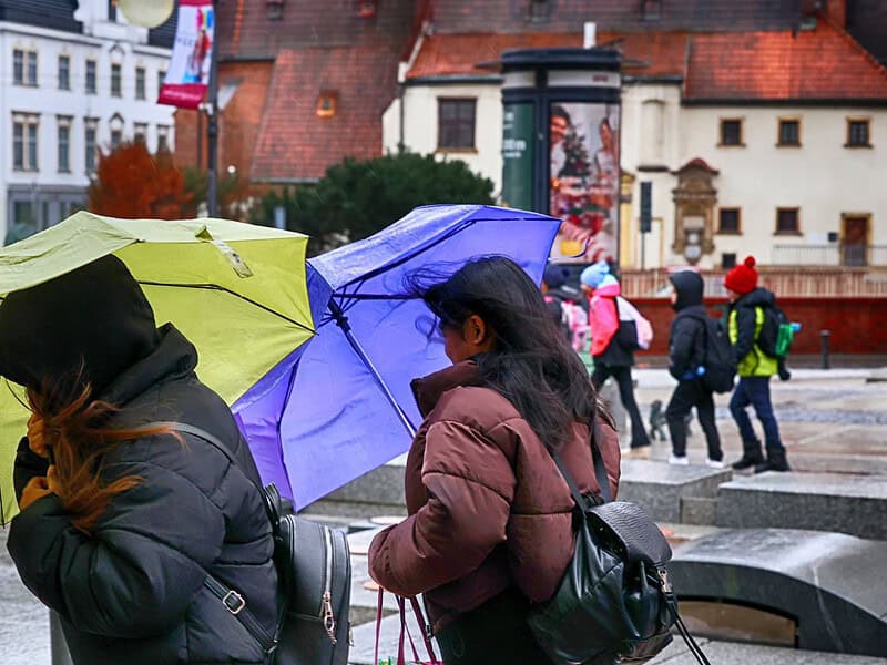Trei zile de frig, ploi şi vânt puternic în toată ţara; la munte se anunţă ninsori