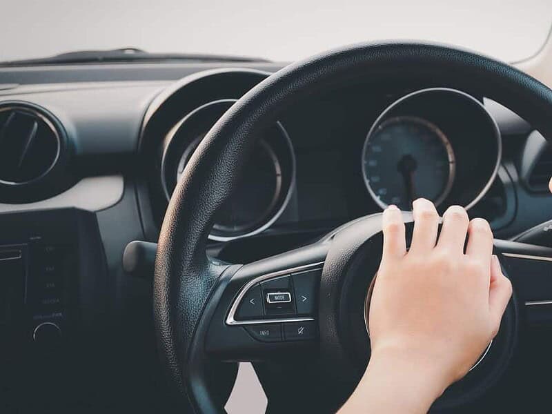 Un român a lăsat copilul de 9 ani să conducă prin Marsilia iar poliția l-a oprit