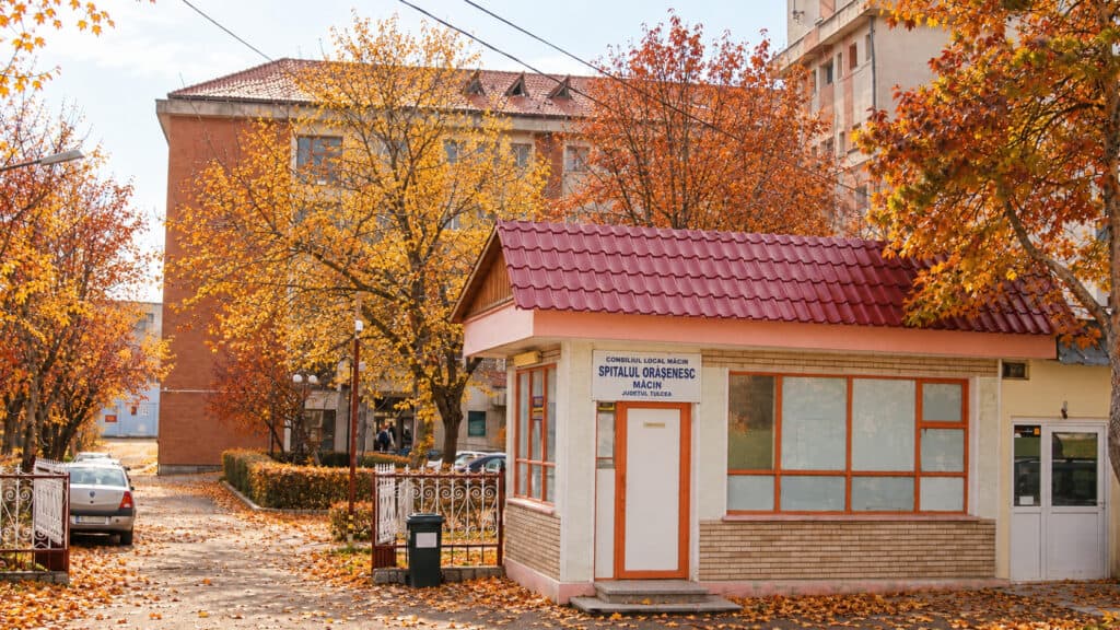 Intrarea Spitalului Orasenesc Macin toamna Spitalul Orășenesc Măcin face angajări. Se caută infirmieră și fochist