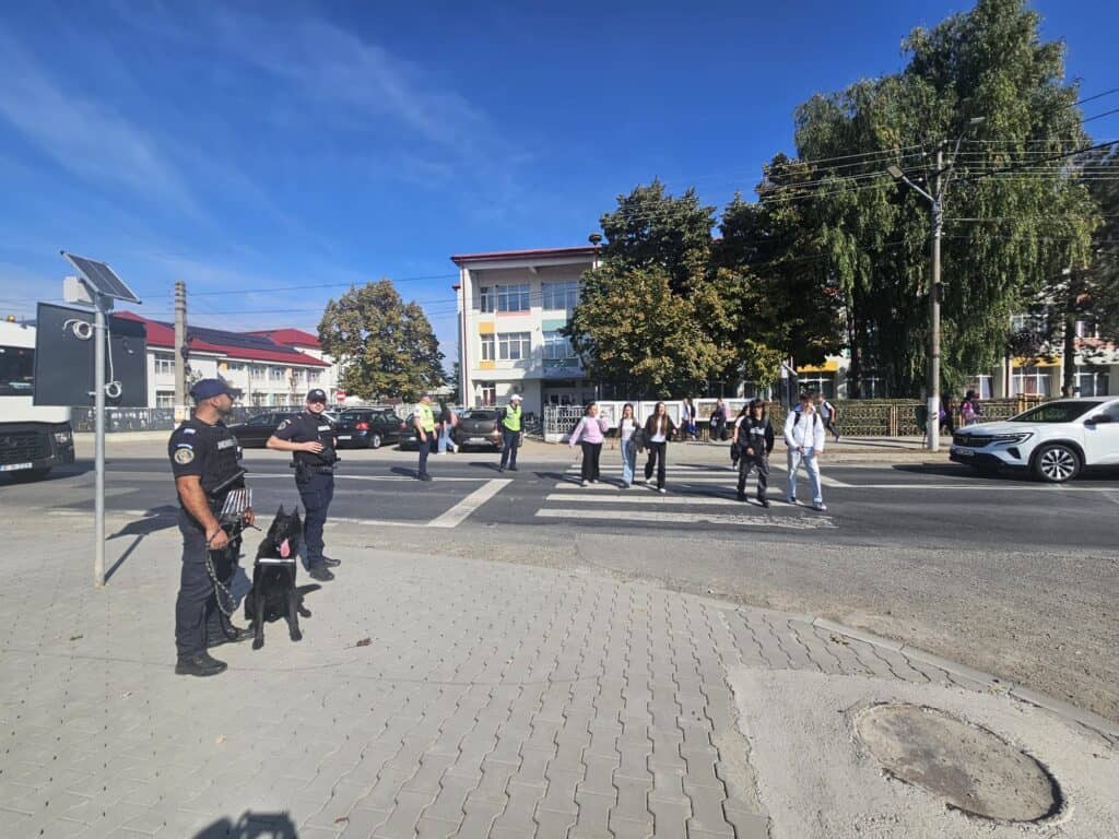 WhatsApp Image 2026 10 08 at 14.55.04 Polițiștii și jandarmii au descins la un liceu din Isaccea. Magazinele, luate la control
