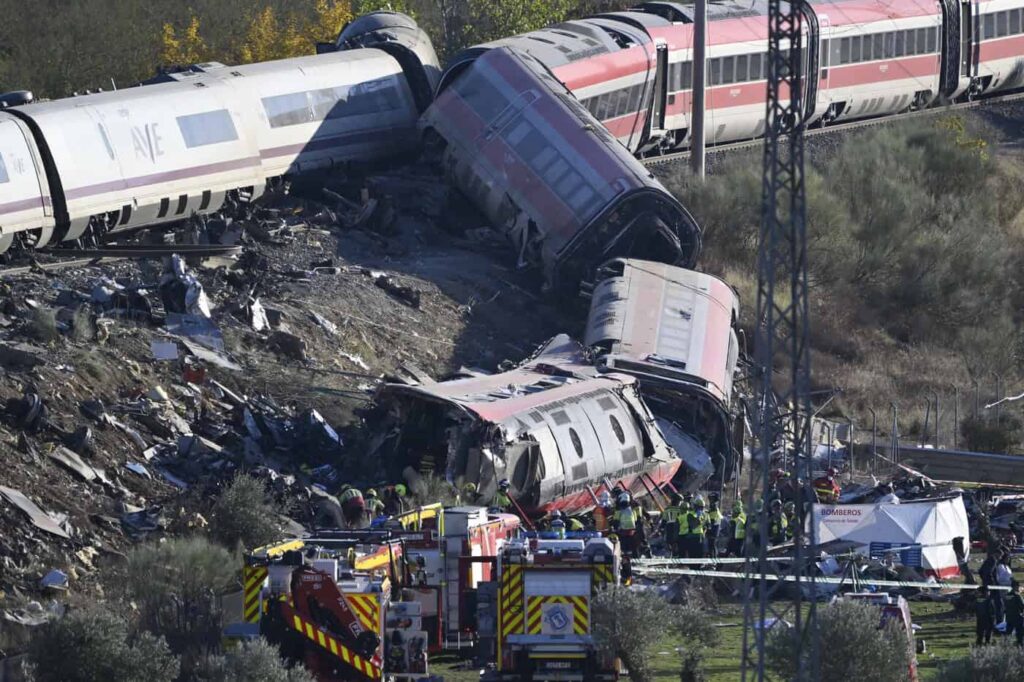 accidentul feroviar din spania a provocat 68 de morti si 77 de raniti Vagoanele deraiate ale trenurilor AVE și Iryo la locul accidentului de lângă Urda, în Spania, cu pompieri și salvatori în prim-plan