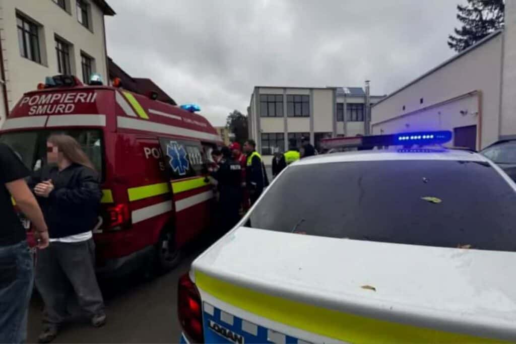 atac cu maceta intr un liceu din pitesti un elev de 15 ani si a ranit doi colegi Ambulanță SMURD și mașină de poliție în curtea liceului din Pitești unde un elev și-a atacat colegii cu o macetă