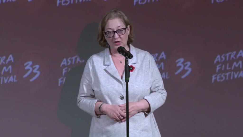 cercetatoare cnsas la astra film festival dosarele securitatii pot fi accesate o Germina Nagâț, membră a Colegiului CNSAS, vorbind la microfon pe scena Galei de premiere Astra Film Festival