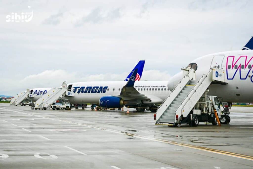 declaratie obligatorie pentru zborurile spre sua din 3 noiembrie Avioane Wizz Air, Tarom și ale altor companii parcate pe platforma Aeroportului Internațional Sibiu, cu scări de îmbarcare trase la uși
