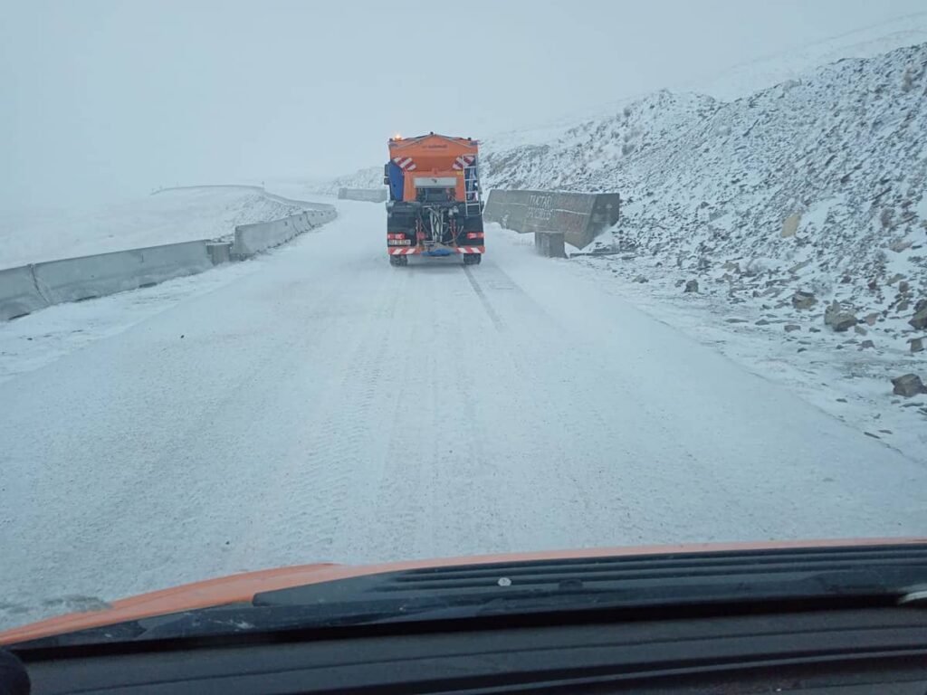 ninsorile limiteaza circulatia pe transalpina intre ranca si obarsia lotrului Ninsorile limitează circulația pe Transalpina între Rânca și Obârșia Lotrului