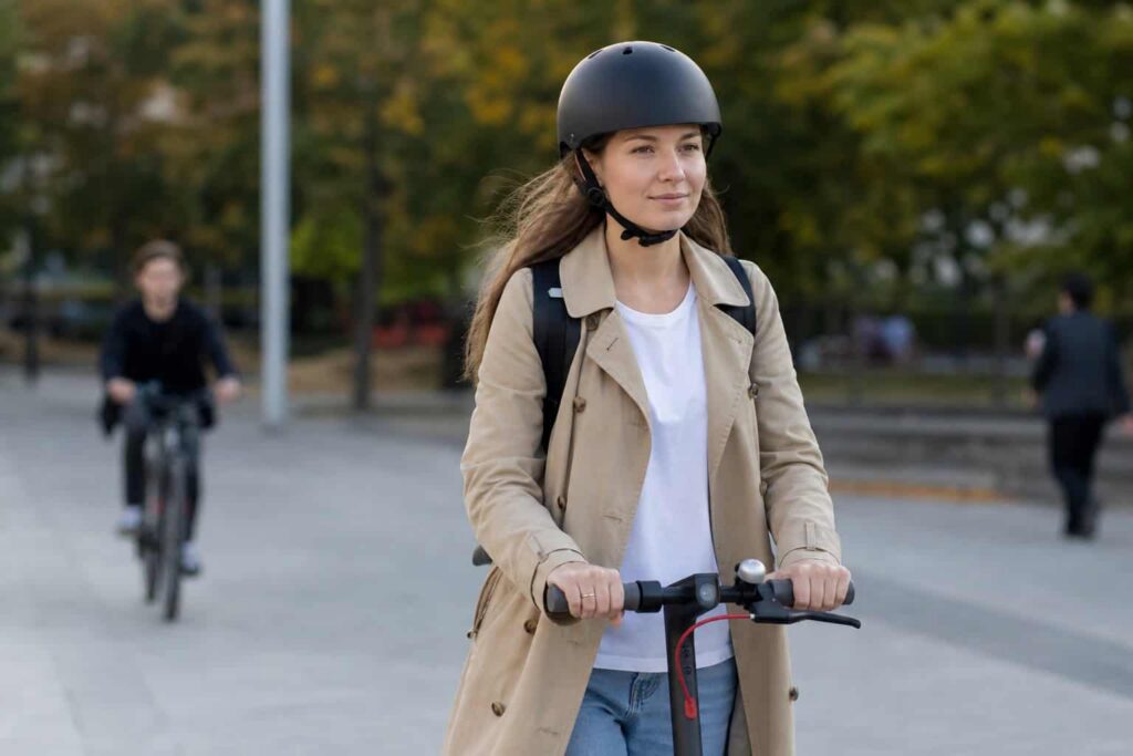 senatul vrea casca obligatorie pentru trotinete si biciclete electrice Cască obligatorie pe trotinete și biciclete electrice, la orice vârstă: Senatul a votat modificarea Codului rutier. Cond