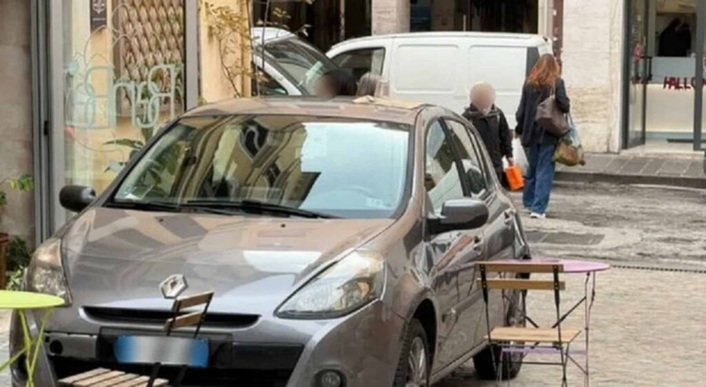 si a parcat masina pe terasa unui restaurant patronul i a servit o la masa Patronul a pus masa pe maşină după ce şoferul a parcat pe terasa restaurantului