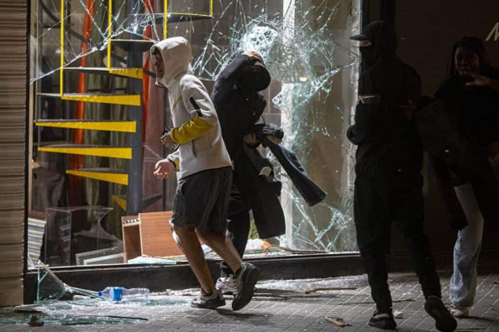 sute de persoane arestate la barcelona dupa jafuri si distrugeri mai multi polit Sute de persoane arestate la Barcelona după jafuri și distrugeri