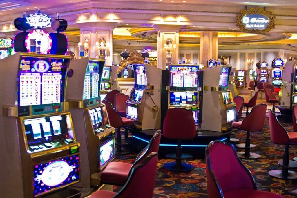 taxele pe jocurile de noroc aduc statului cu 749 3 milioane de lei mai putin Aparate de jocuri de noroc de tip slot-machine într-o sală de jocuri